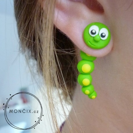 Housenky falešně skrz ucho